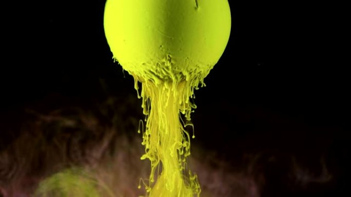 绿色墨水涂料从球中慢慢流出。