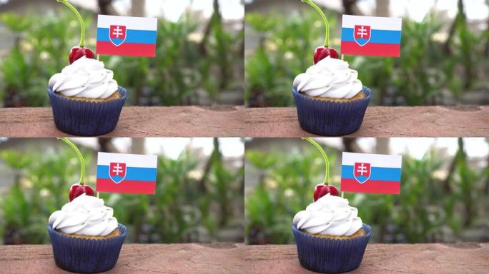 带斯洛伐克国旗的小蛋糕。斯洛伐克共和国成立纪念日