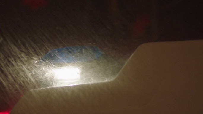 雨水打在救护车车灯上