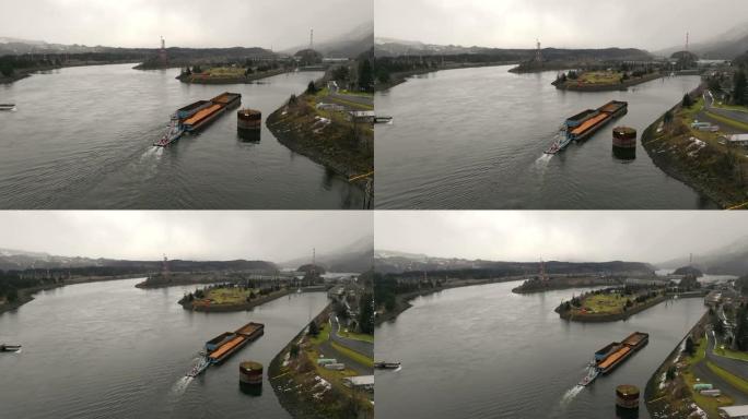 鸟瞰图装满谷物的驳船将哥伦比亚河推向邦纳维尔