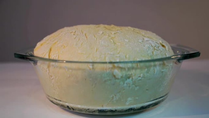 在2个小时的打样中，面包覆盖有面粉。面团，在散装发酵中休息和上升。面团上升。