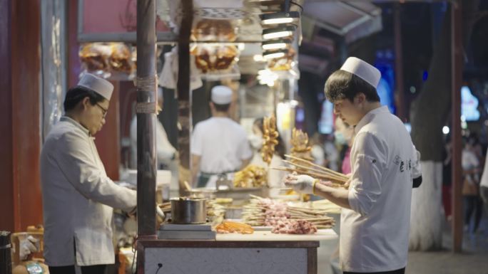 节日旅游人流回民街小吃夜市脱掉口罩的人群