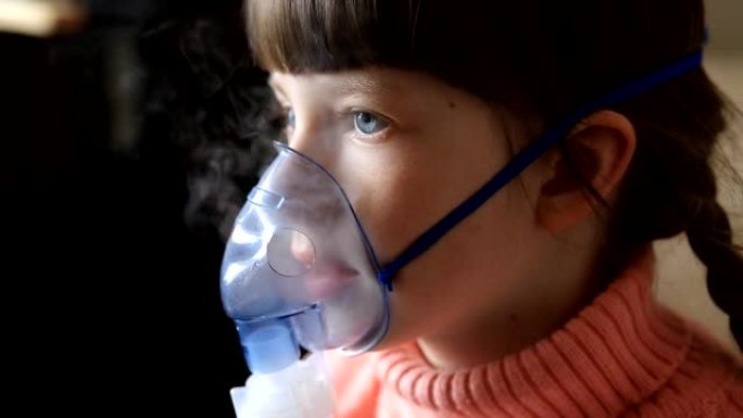 一个孩子用喷雾器吸入。冷处理