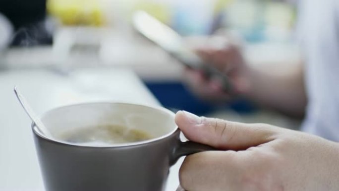 女人准备自制煎蛋卷和打蛋器混合的慢动作作物镜头。