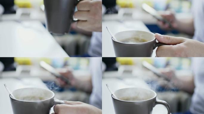 女人准备自制煎蛋卷和打蛋器混合的慢动作作物镜头。