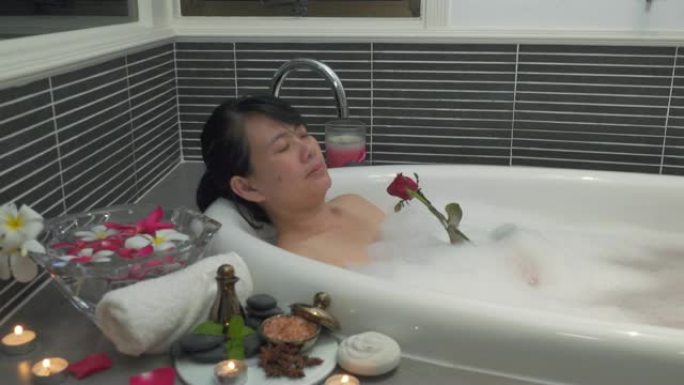 水疗室热水浴缸里的亚洲女士。水疗概念。