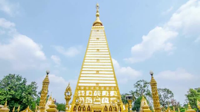 四面形宝塔的时间流逝: 泰国乌汶叻府wat Phrathat Nong Bua的白塔和金塔的建筑景观