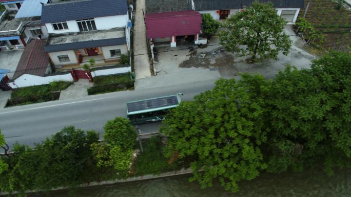 大巴车沿河边公路行驶