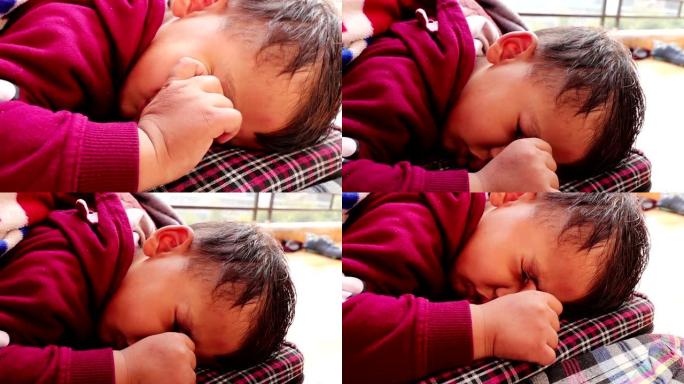 可爱的男婴在家睡觉的肖像