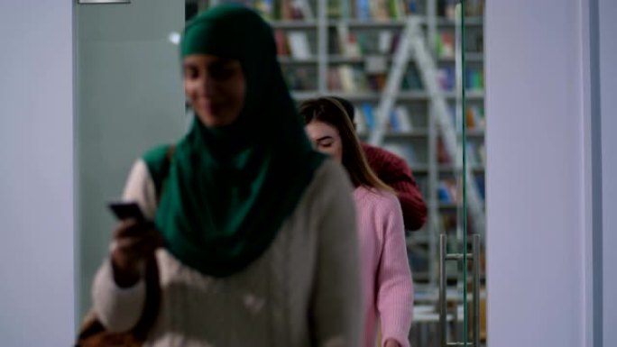 多样化的多民族学生离开图书馆