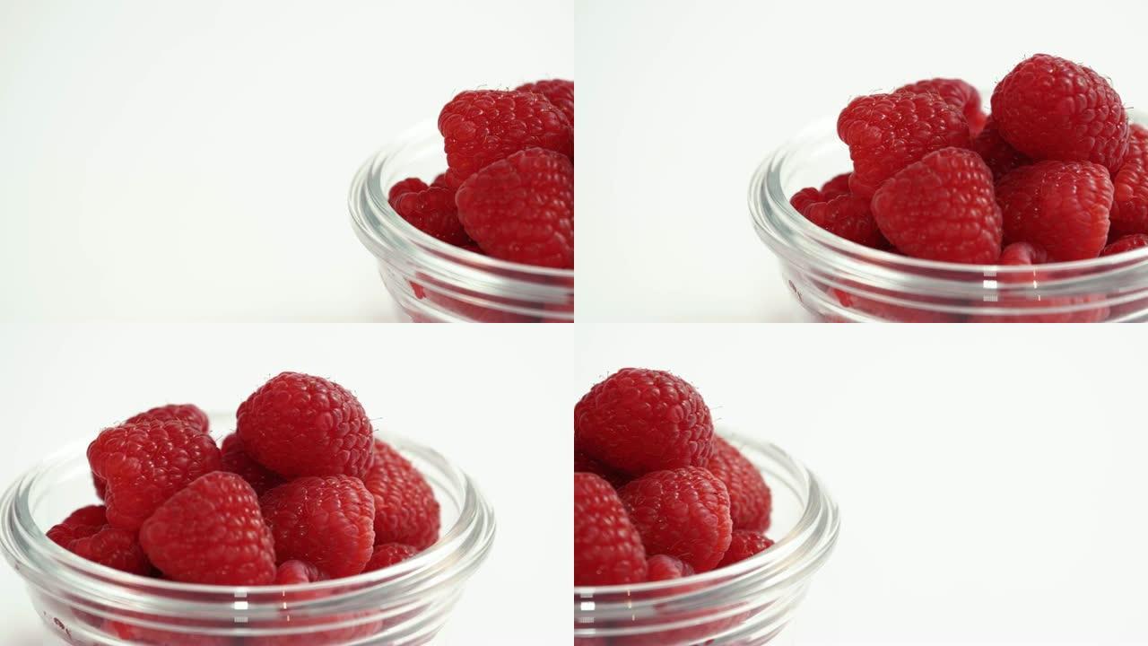 玻璃红莓盘在白色背景上移动