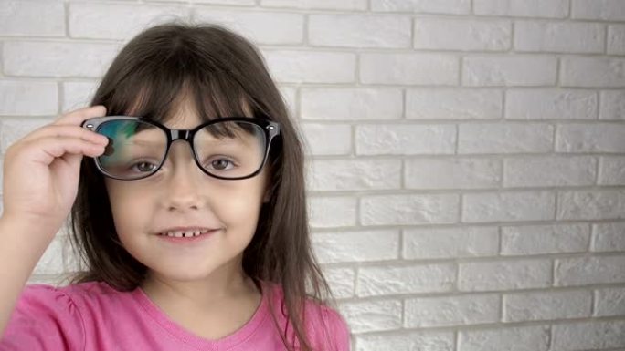 戴眼镜的快乐孩子。