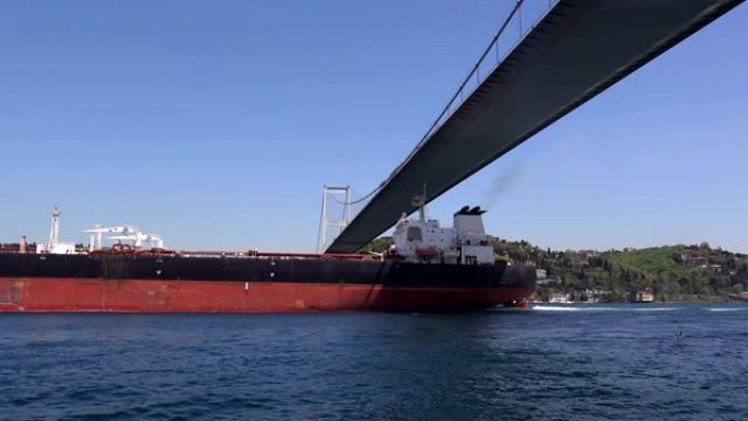 货船在土耳其伊斯坦布尔博斯普鲁斯海峡桥下航行