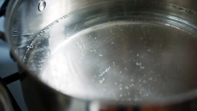 锅里沸腾的水冒泡