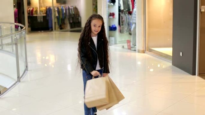 购物中心里长卷发的小女孩的肖像