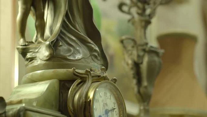 古董店旧铜钟，带妇女和儿童雕像