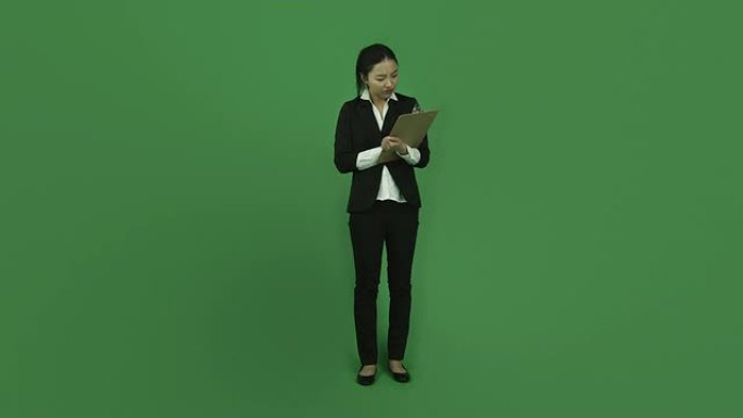 亚洲女商人孤立绿屏绿色背景不安检查清单