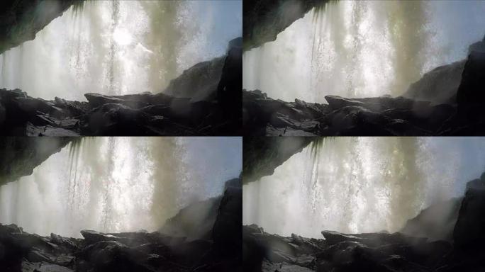 一种景色代表着汹涌而漫游的瀑布。
