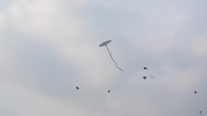 风筝在天空飞雾霾天气空气污染