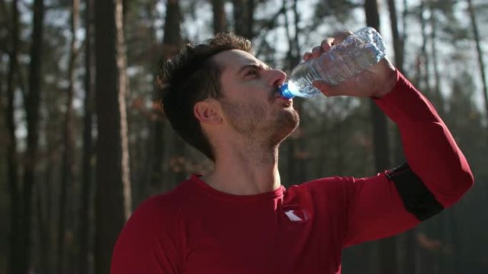男子喝水并在艰苦锻炼后休息