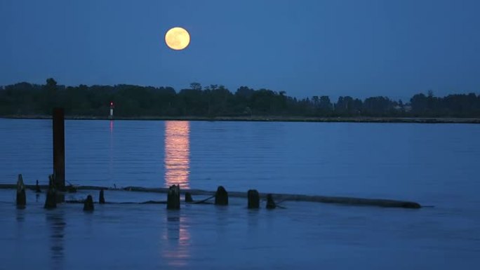 弗雷泽河上的满月
