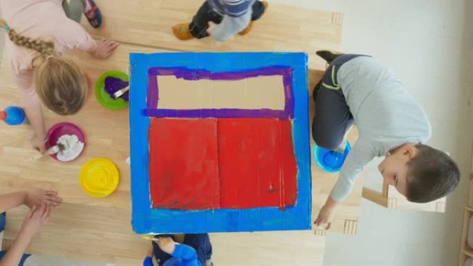 延时儿童在桌子上画一个棕色纸箱