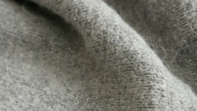 温暖的现代灰色女式毛衣针织高品质纹理4K 2160p 30fps超高清倾斜镜头-长袖灰色套头衫针织慢
