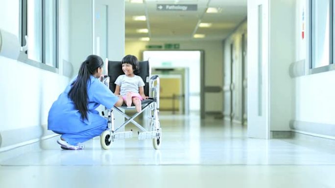 民族女护士安抚幼儿病人