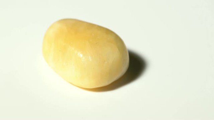 白色背景旋转的米黄色矿物石样品