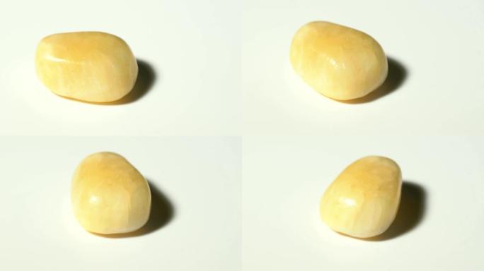白色背景旋转的米黄色矿物石样品
