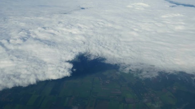 飞机前云的末端