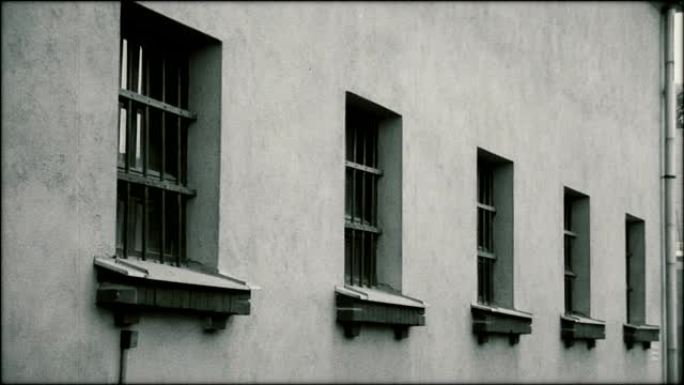 五个牢房的窗户