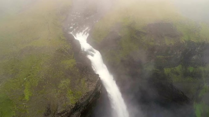 冰岛令人叹为观止的瀑布云层上方的鸟瞰图。
