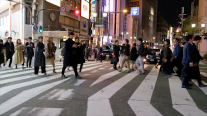 4k慢动作: 参加聚会后，一群薪水男子在斑马人行横道过马路