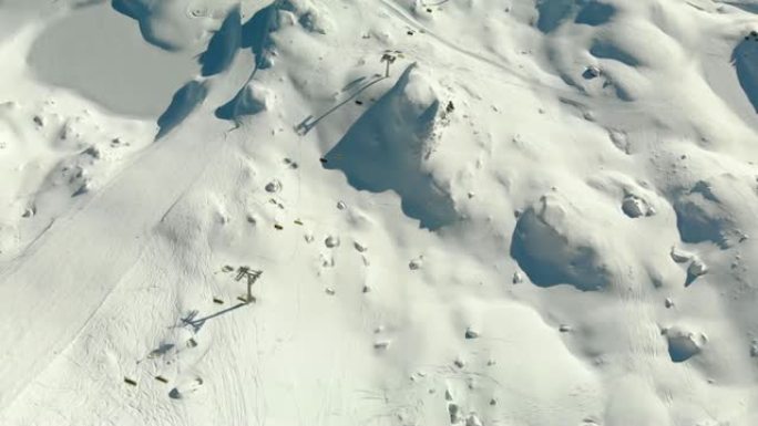 阿尔卑斯山滑雪胜地的升降椅鸟瞰图