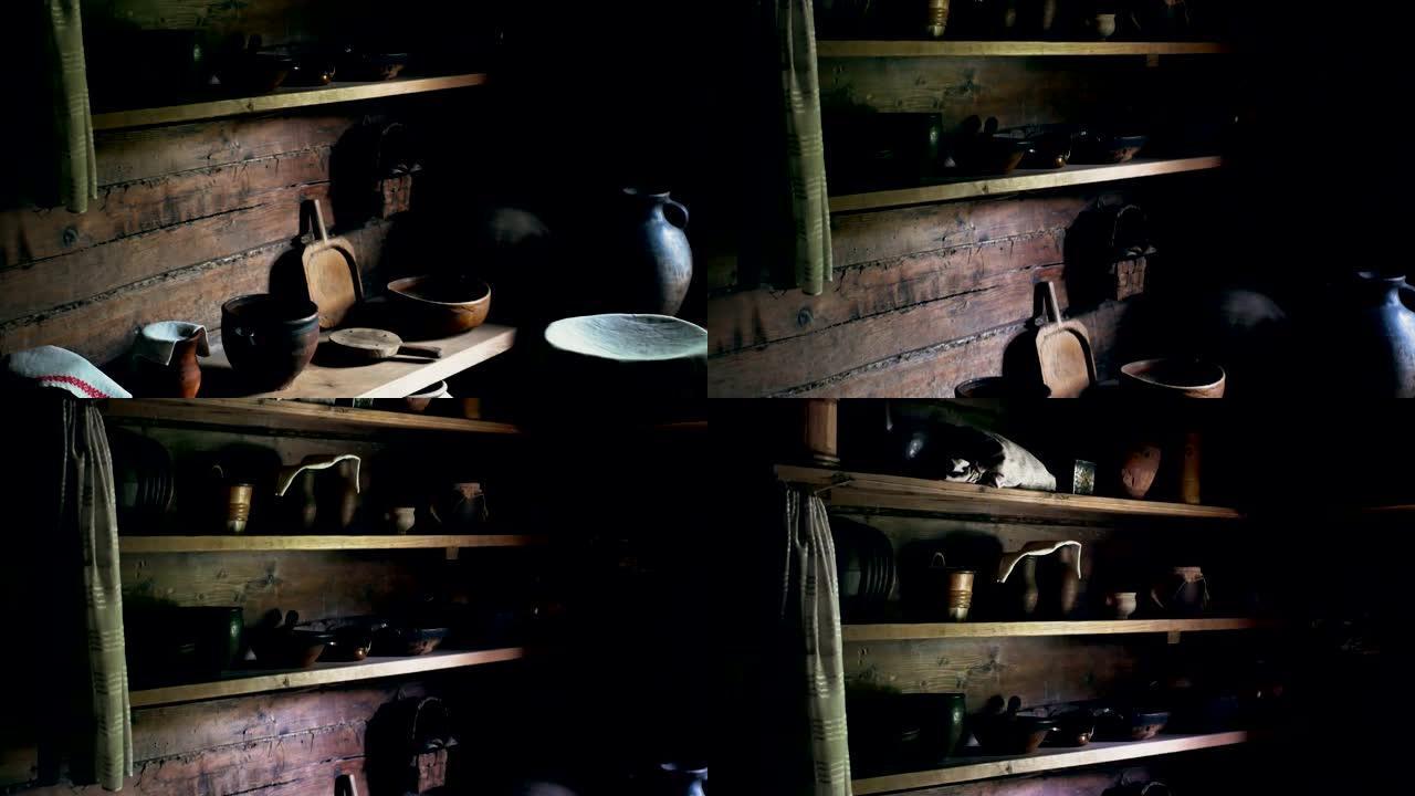 厨房木屋与旧陶器在暮色之光