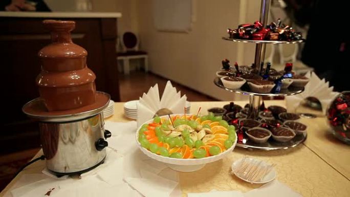 桌上的巧克力喷泉和水果