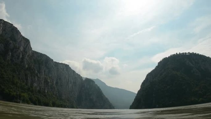 多瑙河峡谷搅动水鱼眼镜头