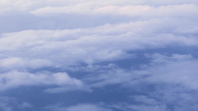 从窗户飞行的飞机看天空中的空中景观白云。多云的复制空间。飞行时从飞机窗口观看多云的天空