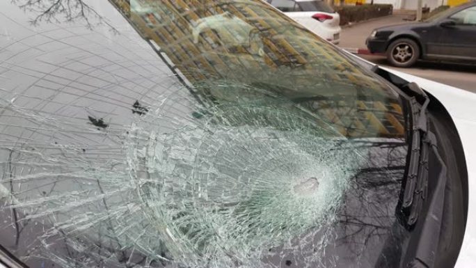 车祸后汽车挡风玻璃破裂