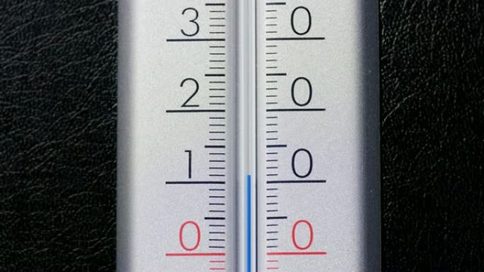 深色背景上的刻度为摄氏度的温度计