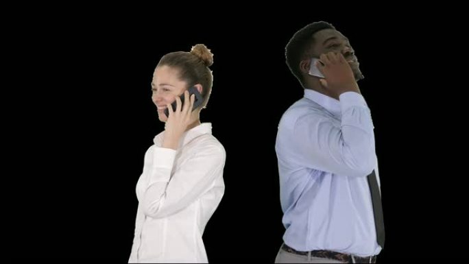 年轻的非裔美国男女背靠背站着打电话，阿尔法频道