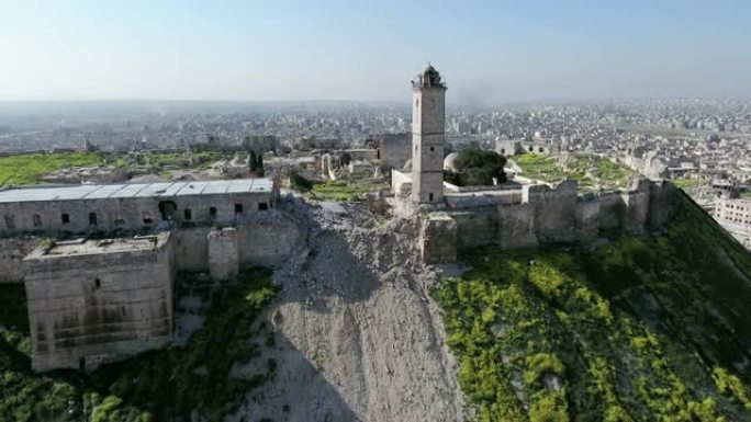 从空中俯瞰叙利亚阿勒颇城堡被摧毁的堡垒。我们可以在背景中看到城市的天际线。