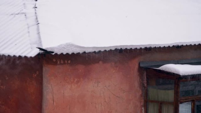 房屋积雪覆盖的屋顶边缘