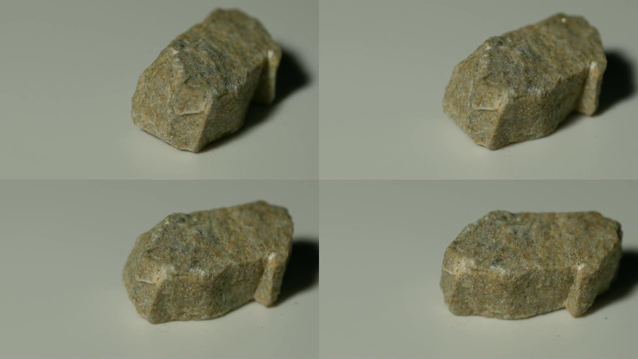 白色背景旋转的石英砂岩矿物样品