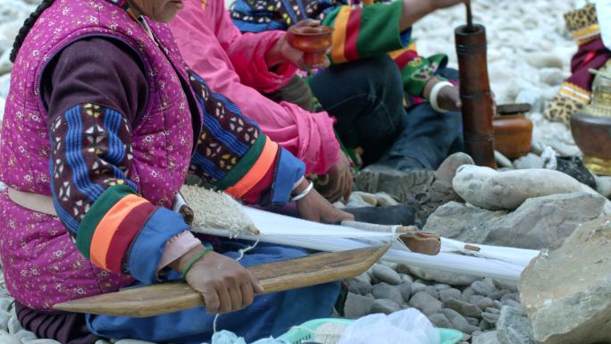 藏族人民在河边劳作生活聚会纺线织布打酥油茶喝茶
