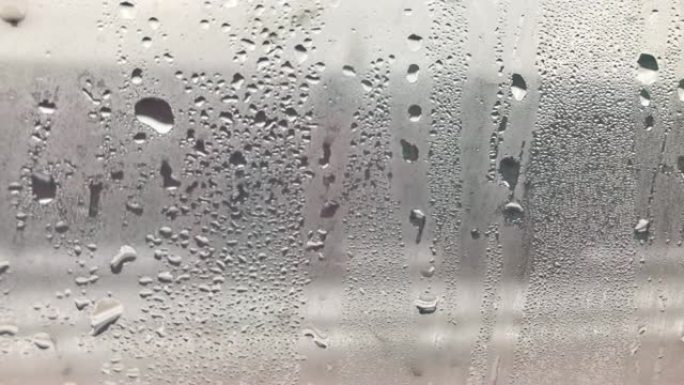 窗户上的雨滴