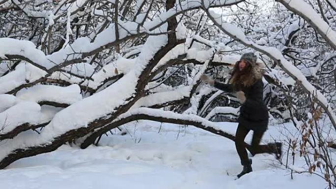 美丽受惊的女孩在白雪皑皑的森林中逃离了一个虚构的恶棍