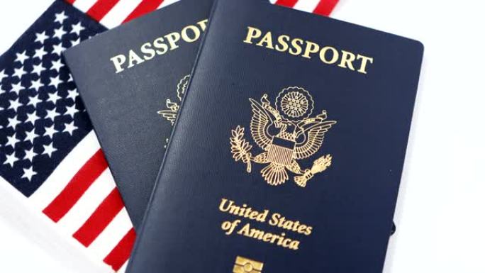 白色背景上带有美国护照的美国国旗