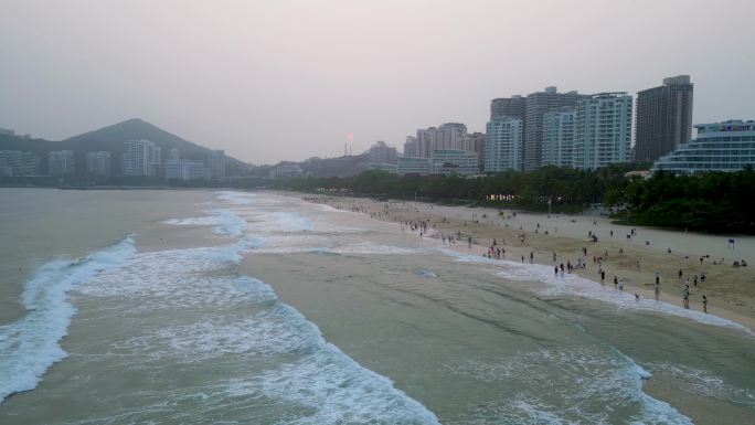 海南三亚市三亚湾大东海旅游区沙滩上的游客